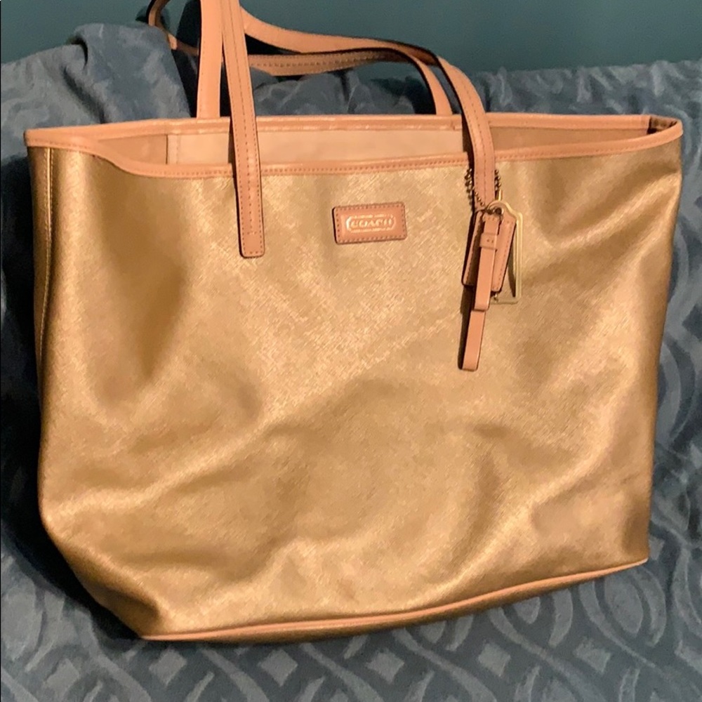 Large coach purse. Great for work or diaper bag